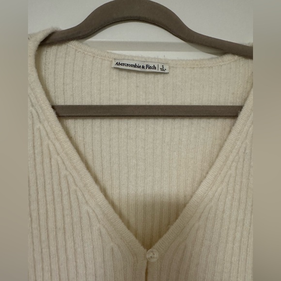 Abercrombie & Fitch Women's V-Neck Cream Sweater - Picture 3 of 3